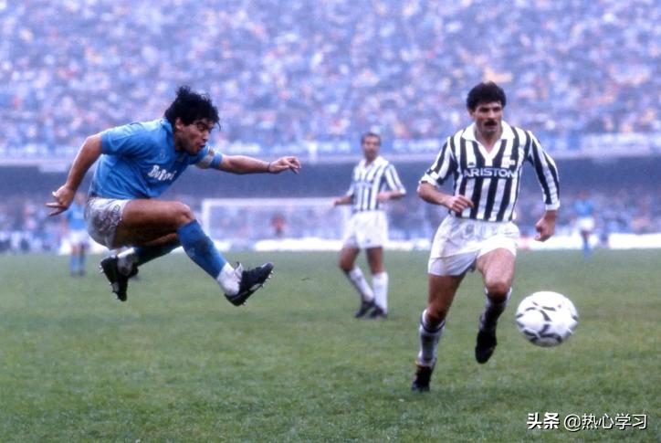 足球界马拉多纳的光辉时刻,足球庆祝动作致敬马拉多纳