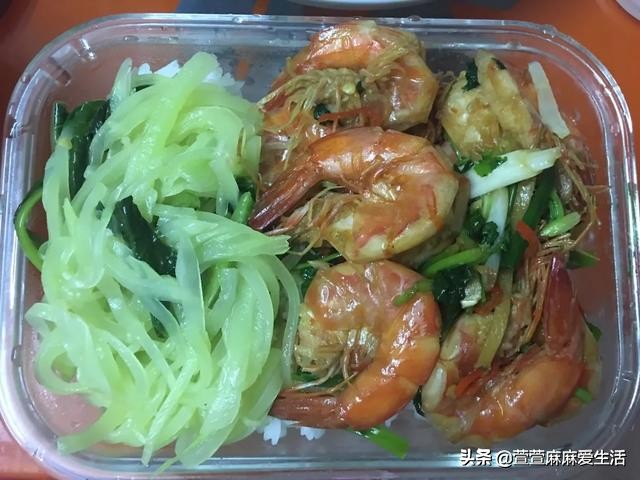 下班回家老公做饭三菜一汤幸福,老公下班回家给老婆做三菜一汤
