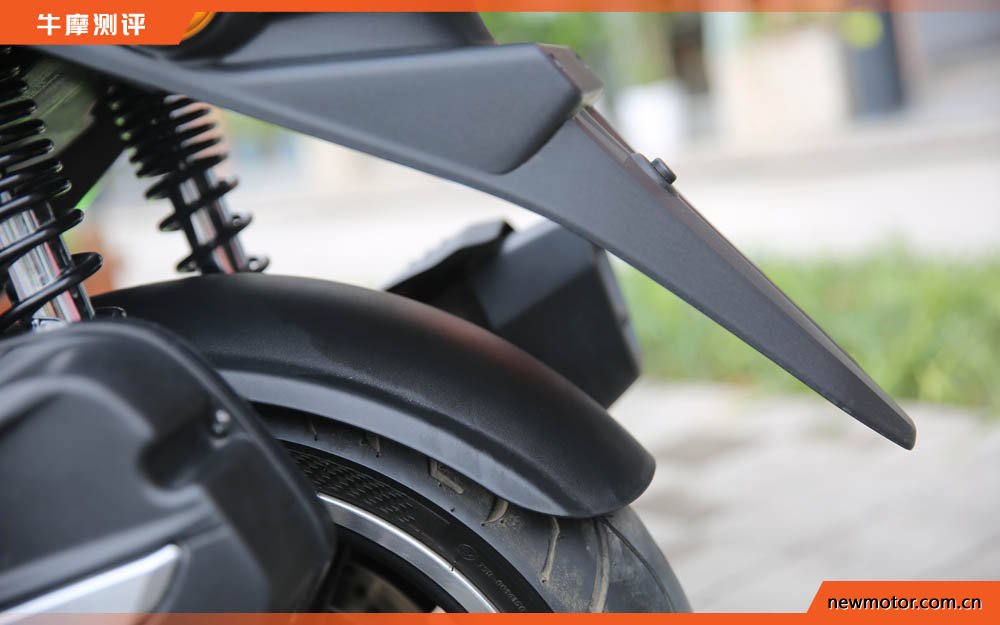 油箱17升续航可达400公里,最佳国产踏板摩旅车