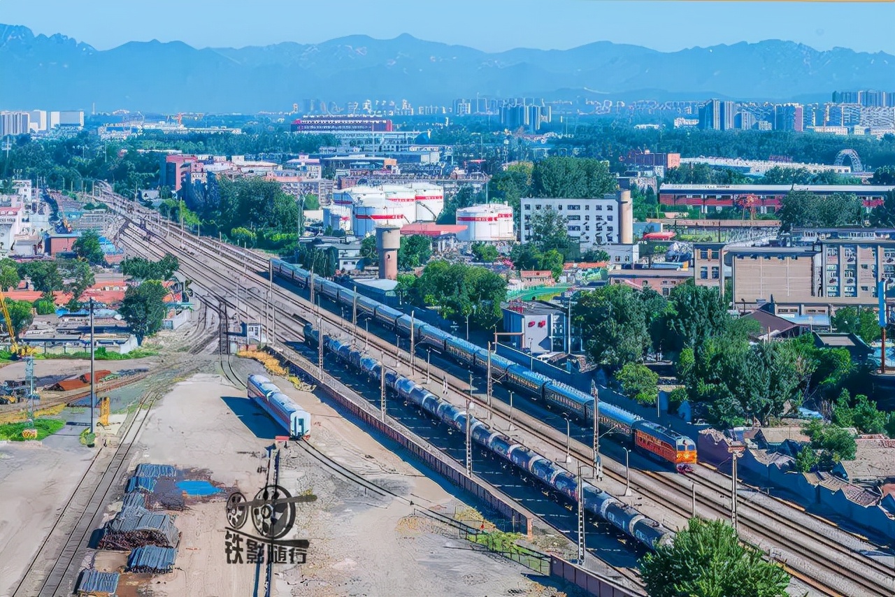 行人车辆请注意火车就要来了,行人车辆请注意火车来了不要抢道