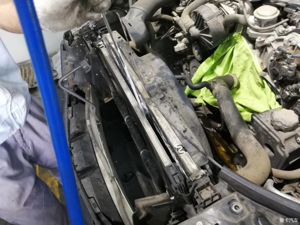 20年奔驰e300l发动机油底壳拆卸,奔驰老款e300机油格底座更换