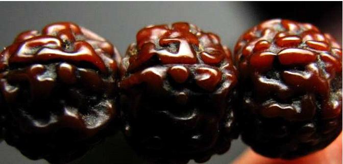 大漆珠手串值得盘玩吗,木质珠串的盘玩与变化