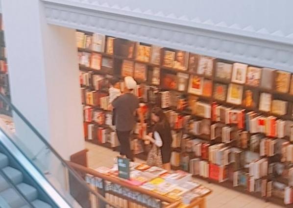 韩国女星全智贤侧颜,全智贤和老公同台