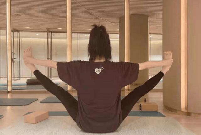 何猷君和儿子贴脸互动超有爱,何鸿燊儿子何猷君参加综艺