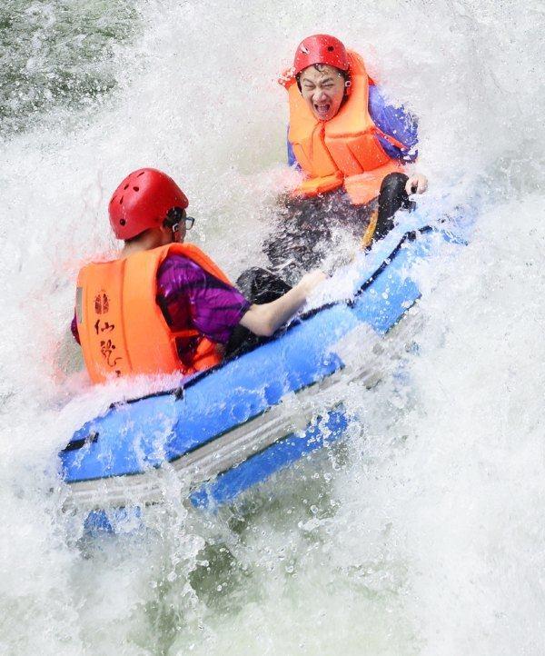 漂流翻船站不住怎么自救,漂流艇翻船怎么自救