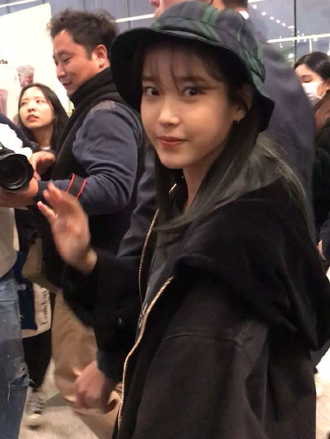 iu的时尚品味,iu穿杏色牛仔外套