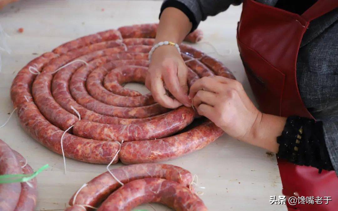 灌香肠时，记住这个加盐比例！灌出来的香肠鲜香好吃，还不发霉
