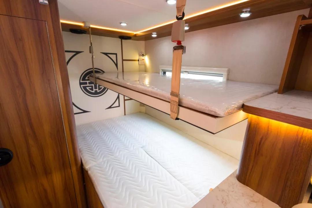 骏驰依维柯c型纵置床房车,依维柯c型房车横向子母床