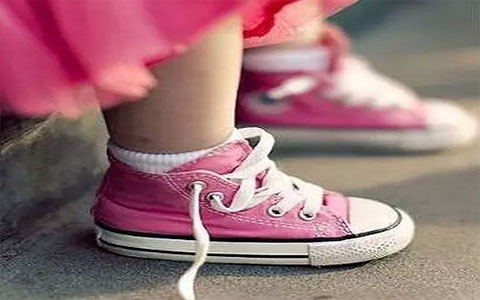 如何跟家长说引导孩子系鞋带,宝宝不会系鞋带妈妈教给他系鞋带