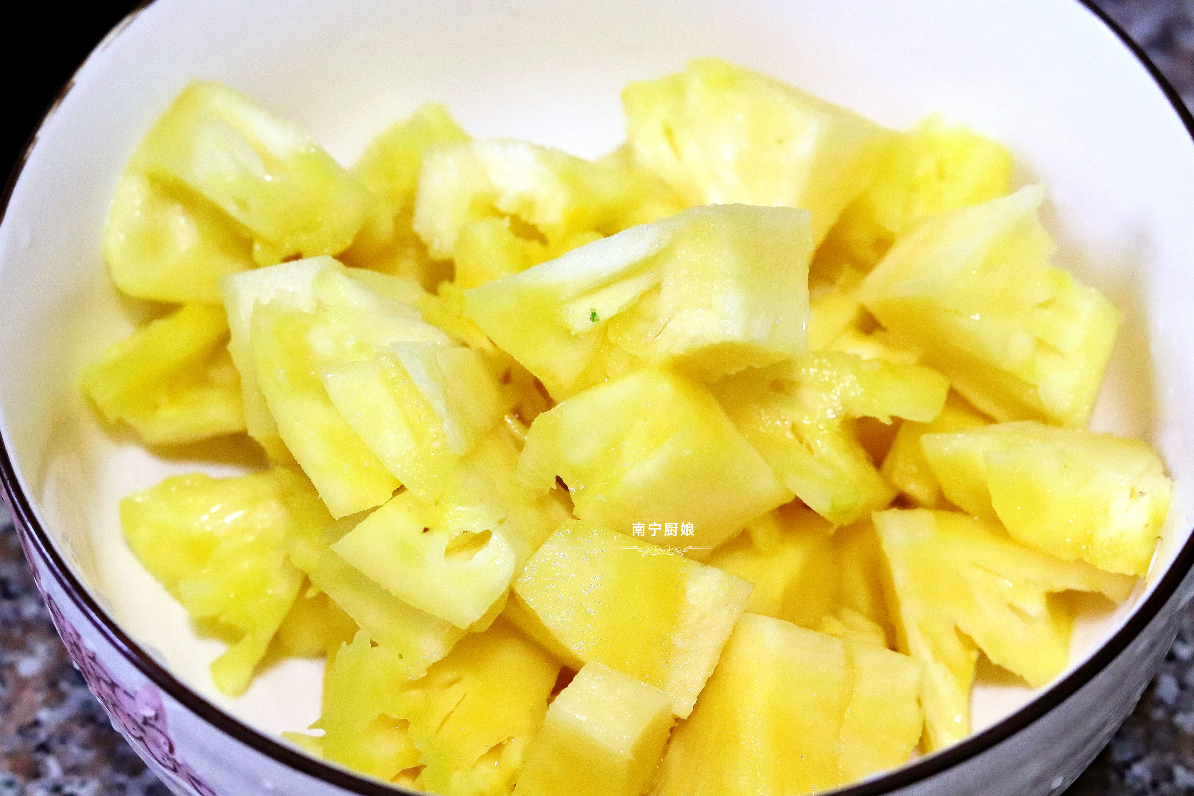 菠萝怎么用盐水泡几分钟才好吃,菠萝要加什么盐水才好吃