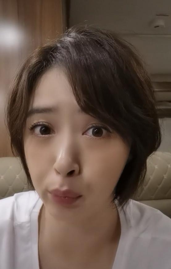 蒋欣真该减肥了，脸上肉感明显让人好想捏，但“八字沟”真显老