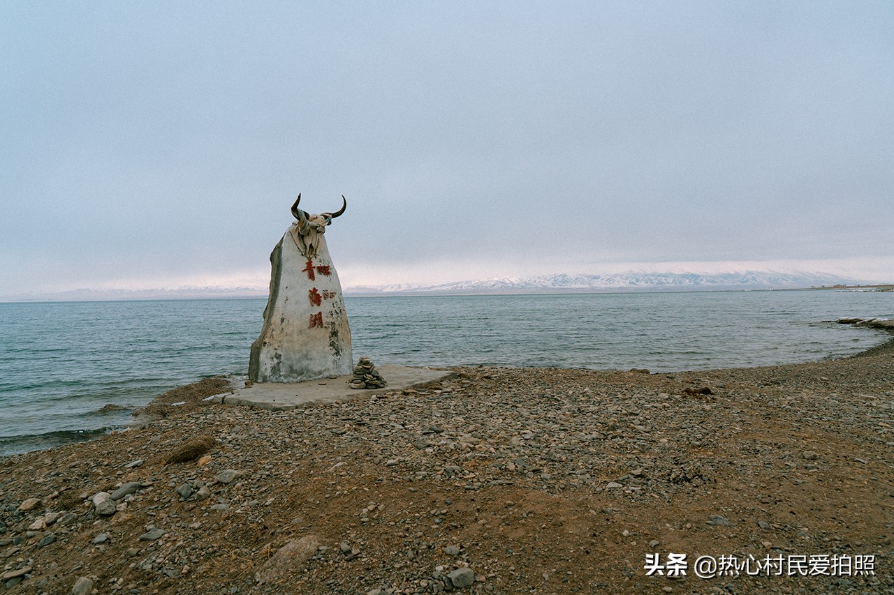 两个小伙去西藏,两个小伙在野外游玩