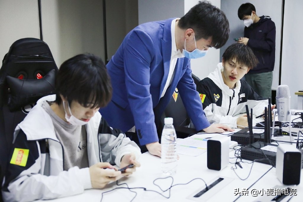 李九怒斥qg假赛各大解说反应,qg控分李九事件各大直播间反应