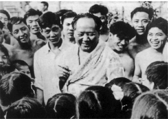 理发师为毛主席刮胡子弄流血，毛主席一句没得关系令他终生难忘