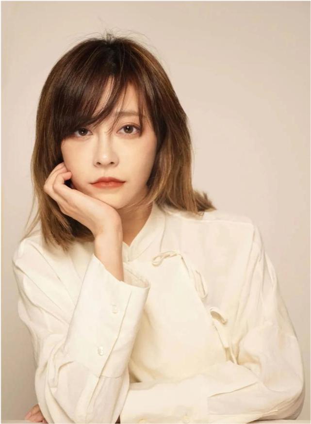 网红代王被质疑整容，晒奶奶爸爸照片自证没整鼻子，曾承认做填充