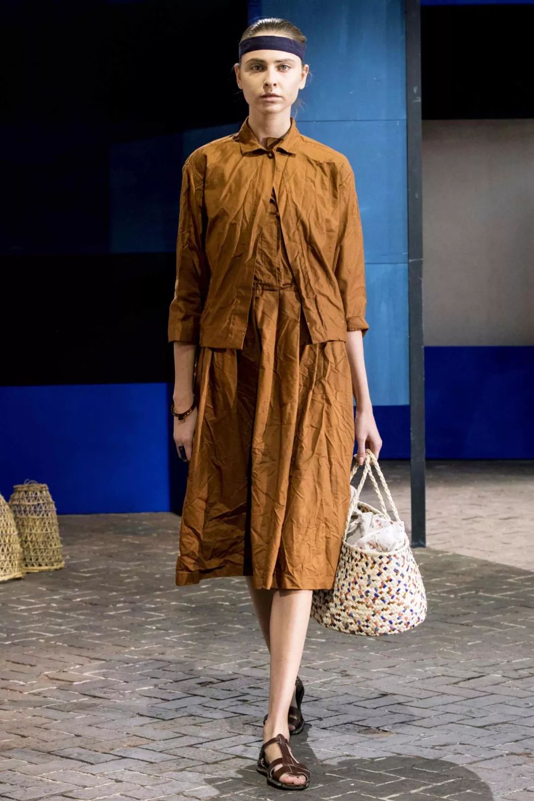 风靡文艺界的“棉麻服”会穿吗？学会提亮色彩搭配，回归布衣精神