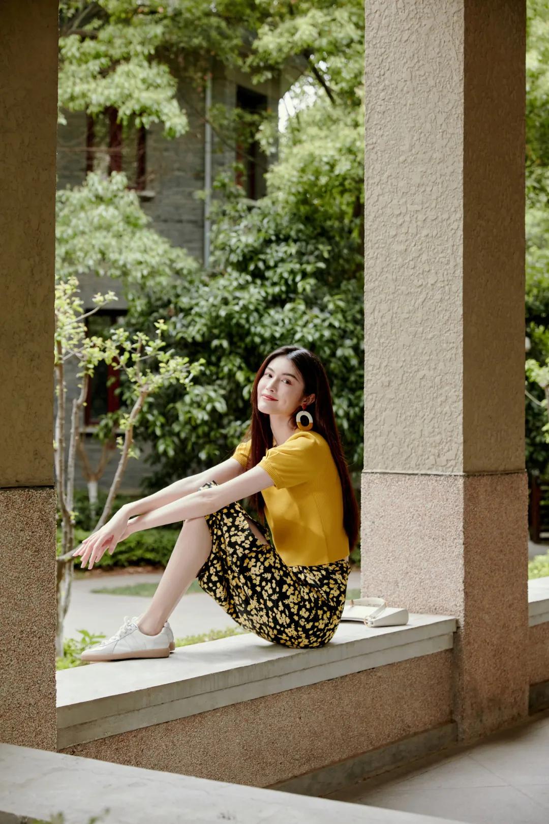 何穗冬天穿衣搭配技巧 (何穗的日常穿搭简单大方又有气质)