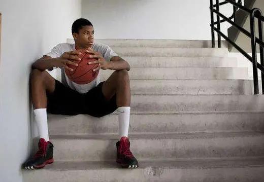 字母哥从草根逆袭王者之路,字母哥人生经历