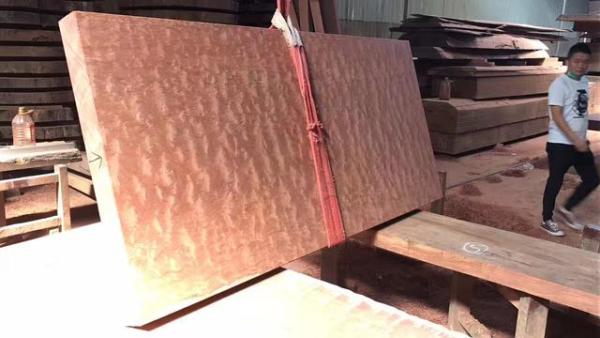 暗访东莞天价大板生产基地,原料全是称斤烂木头,富豪还排队来买