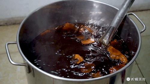 74岁的他,把一半的人生交给了这碗「黑暗甜品」