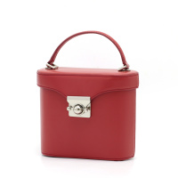 不要再背烂大街的双肩包了,别再背烂大街的轻奢包