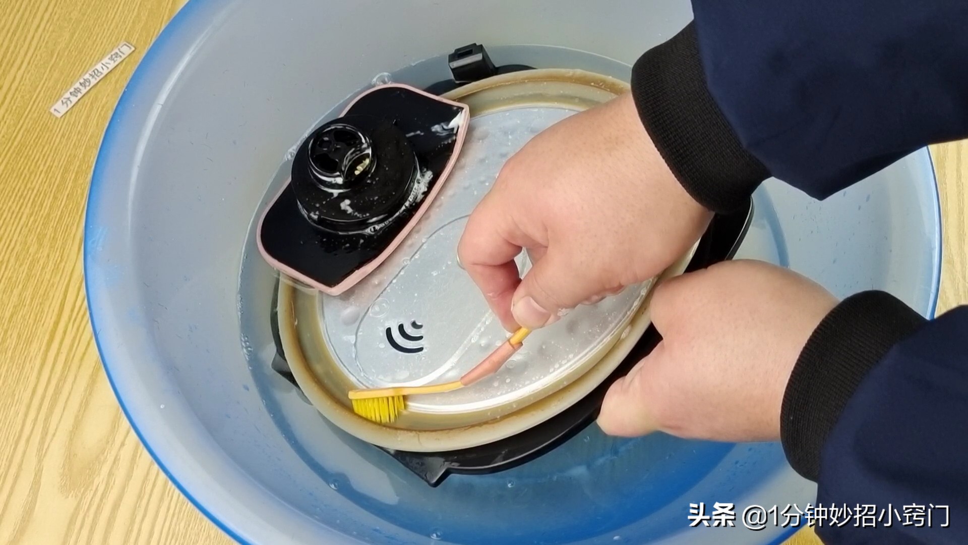 电饭锅内胆发黑怎么清理,电饭锅里面污垢妙招