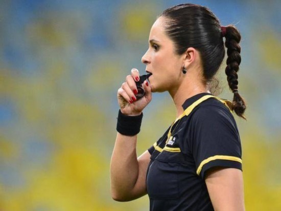 足球裁判最基本的一招,怎样才能当足球裁判