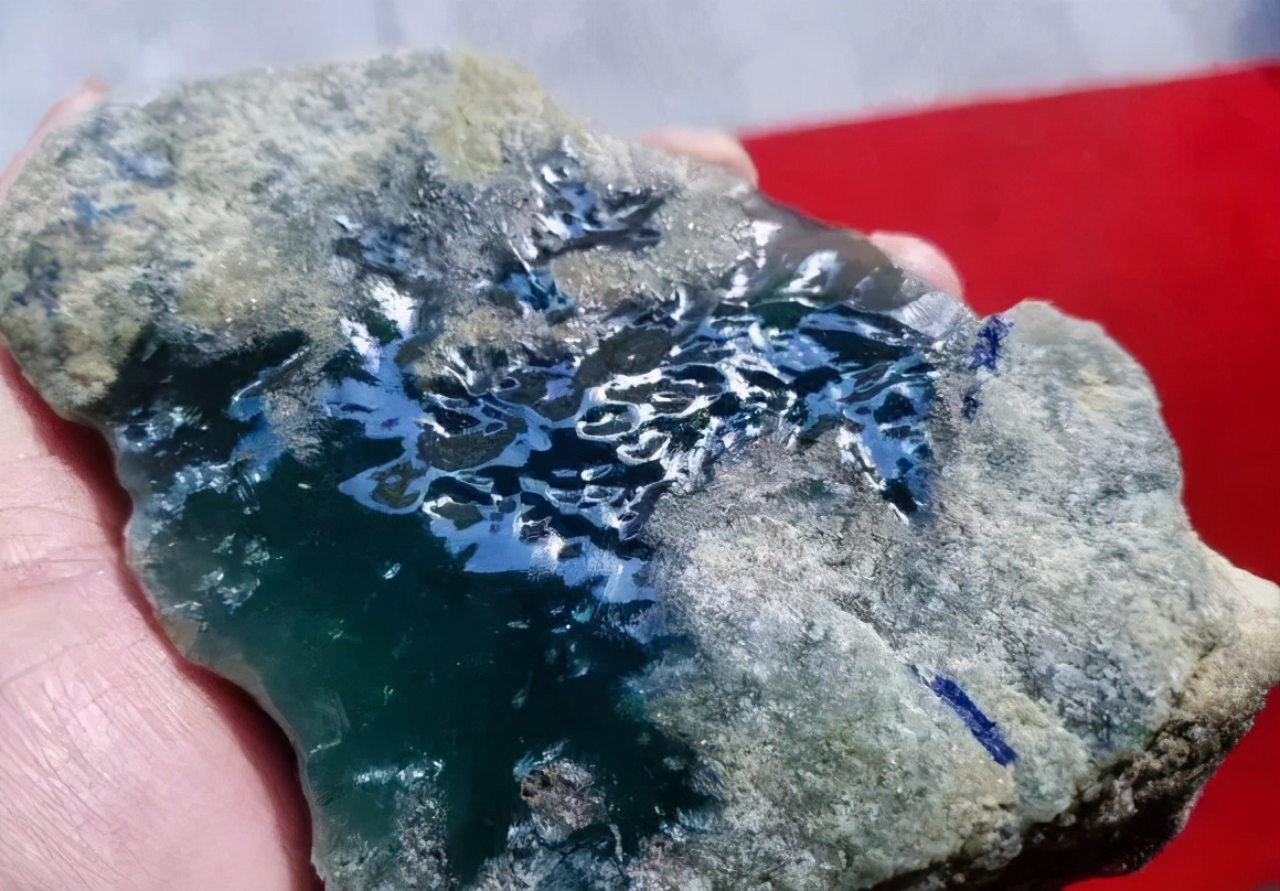 莫西沙翡翠的特征,莫西沙翡翠有黑点