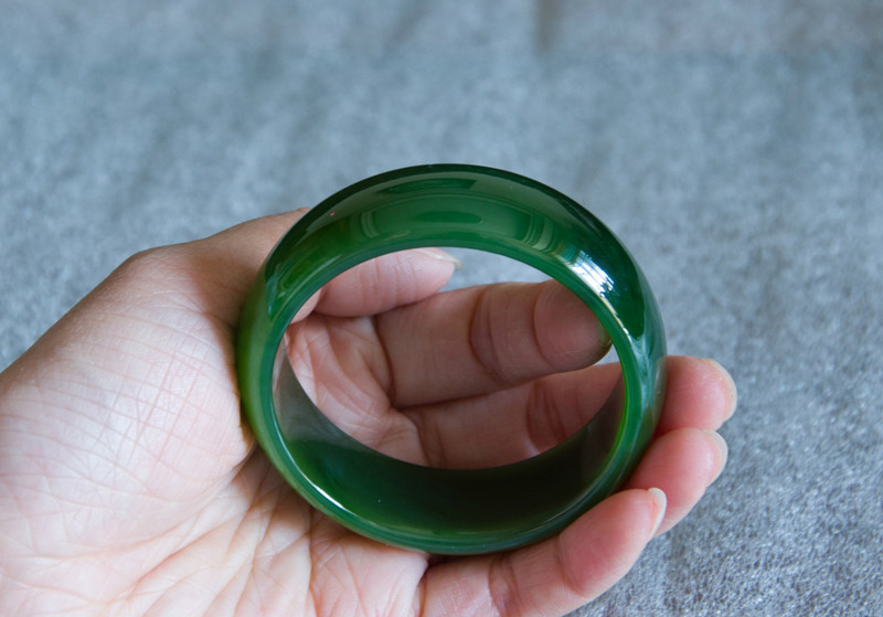 市价二三百块钱的玉镯是真玉石吗,克价超过黄金的文玩