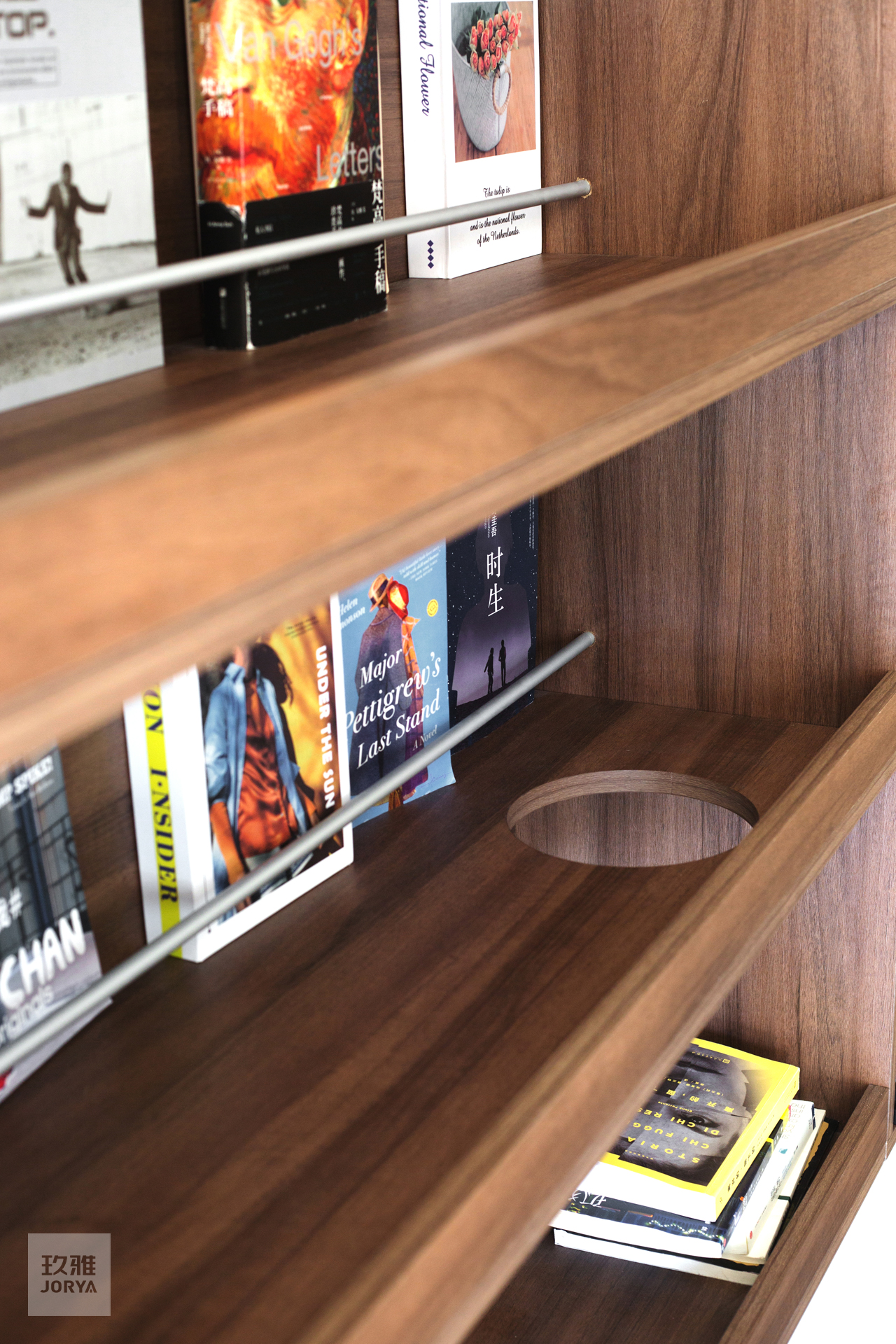 这家的电视柜既能收纳，也是喵星人乐园​