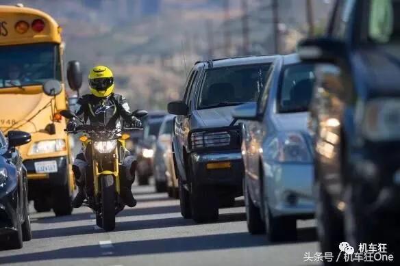 摩托车到底该不该钻缝,摩托车遇到钻缝怎么处理