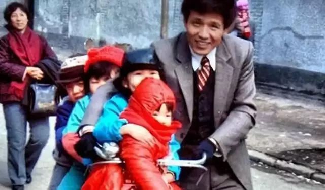 九张反映过年气氛的照片,百张罕见的过年老照片这才是年味