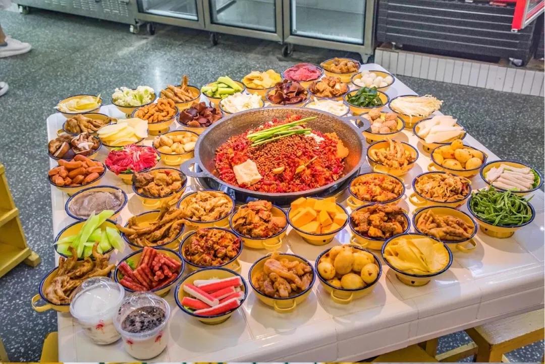 重庆火锅一整桌,重庆火锅一桌格子菜