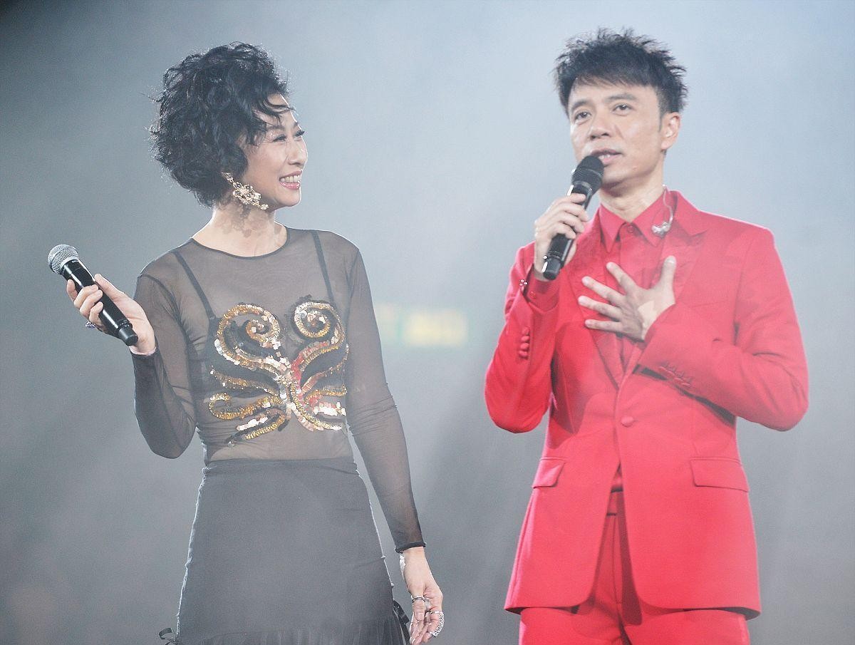 叶倩文的年龄写在身材上，穿透视上衣显出肚腩，短裙穿得有点紧