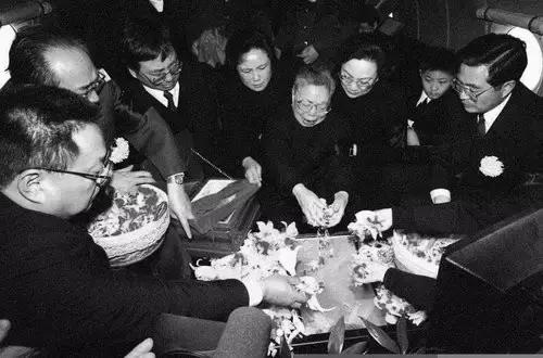 今天他115岁了,*小平邓**人生的40个瞬间