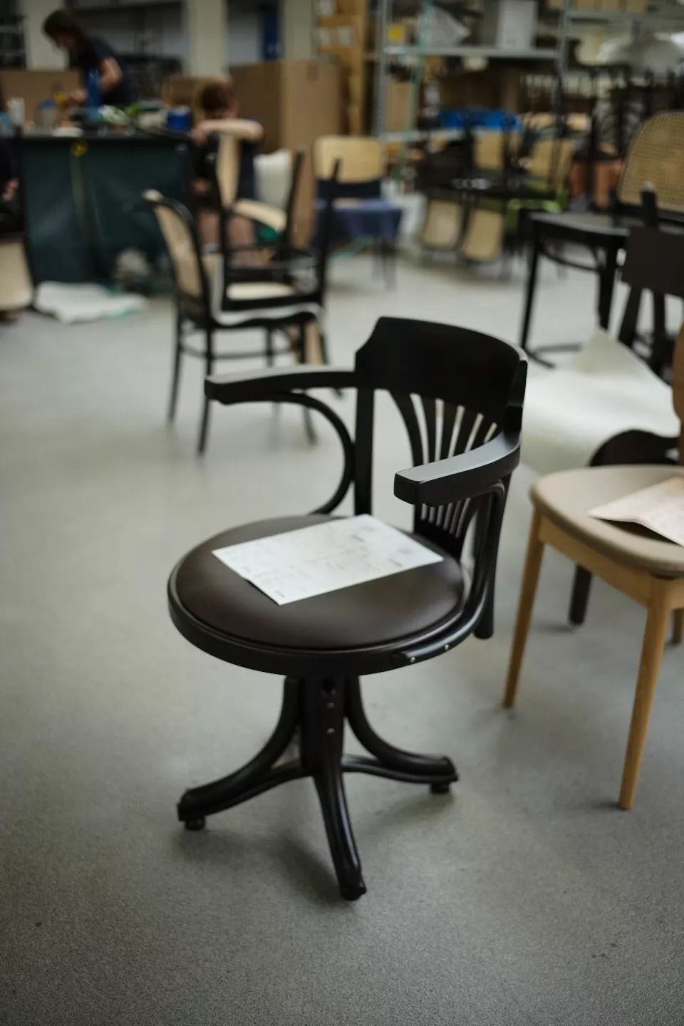 探访TON工厂看经典椅子背后的故事|疯狂24h我们去捷克干了啥？