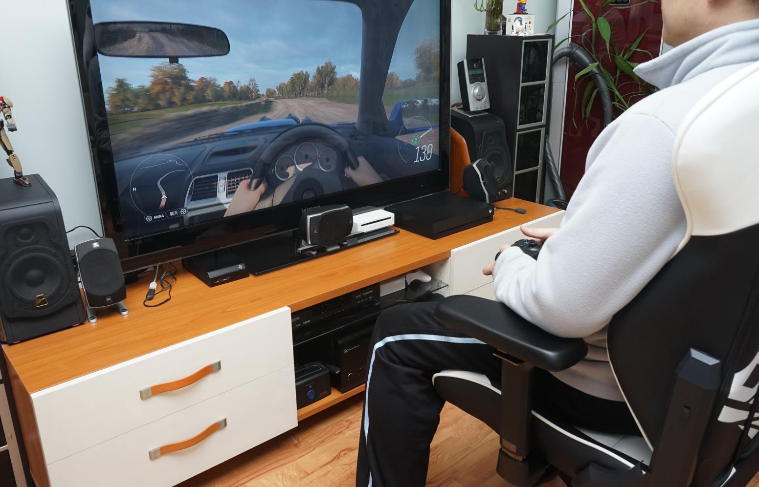 迪锐克斯dxracer电竞桌,甜品级显卡