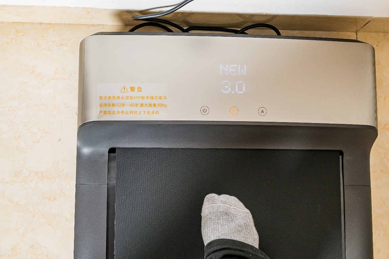换了个新的居住环境，就买了目前较火的走步机玩玩
