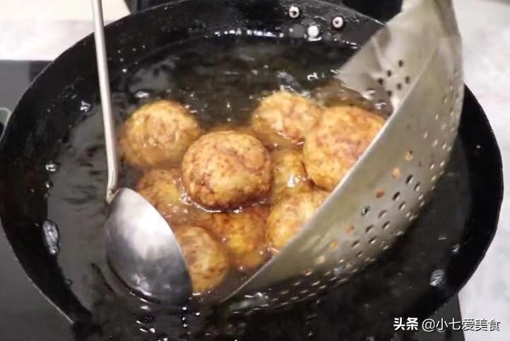 红烧狮子头怎么烧最好吃不要辣,不知道吃什么好时可吃红烧狮子头