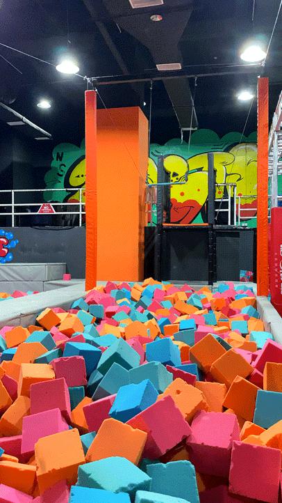 滑滑梯和蹦床乐园,弹力空间蹦床滑梯
