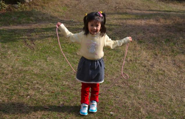 第一次月经后，宝*逼妈**13岁女儿跳绳“长高”，结果惊喜变惊吓