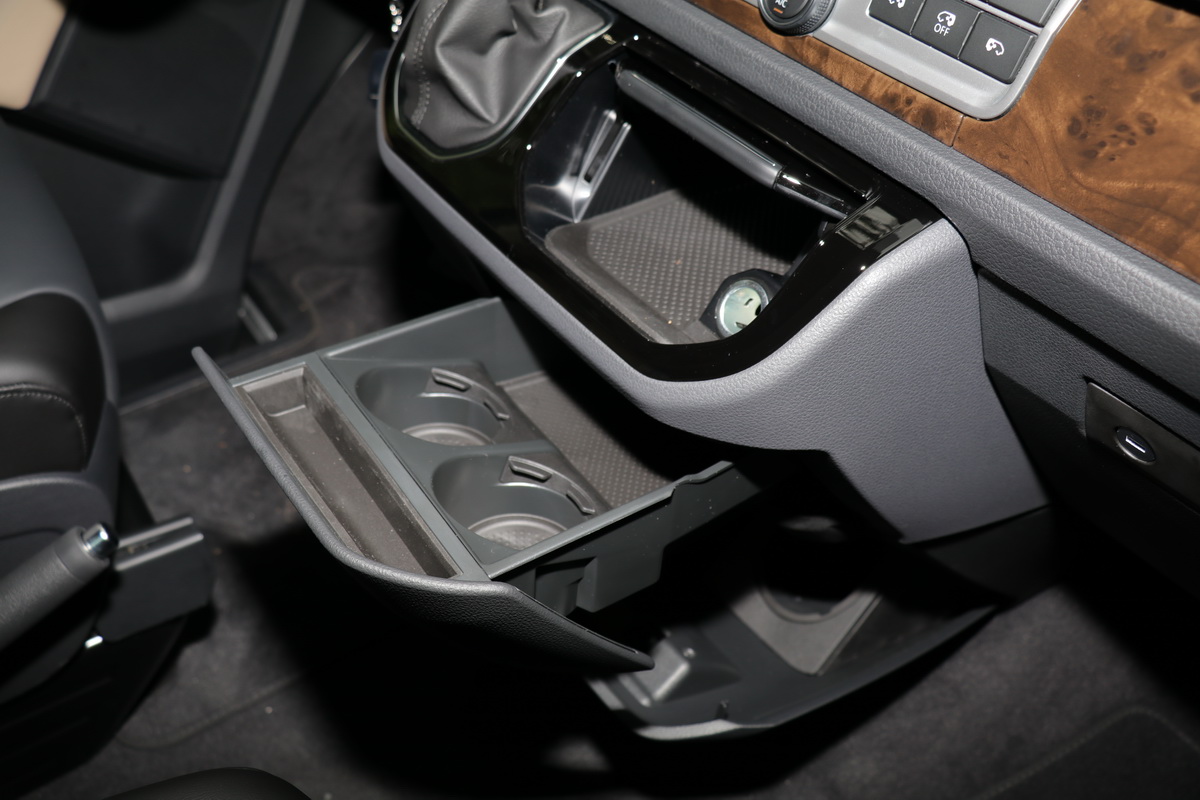 进口大众multivan精彩实拍展示,19年大众帕萨特混动试驾