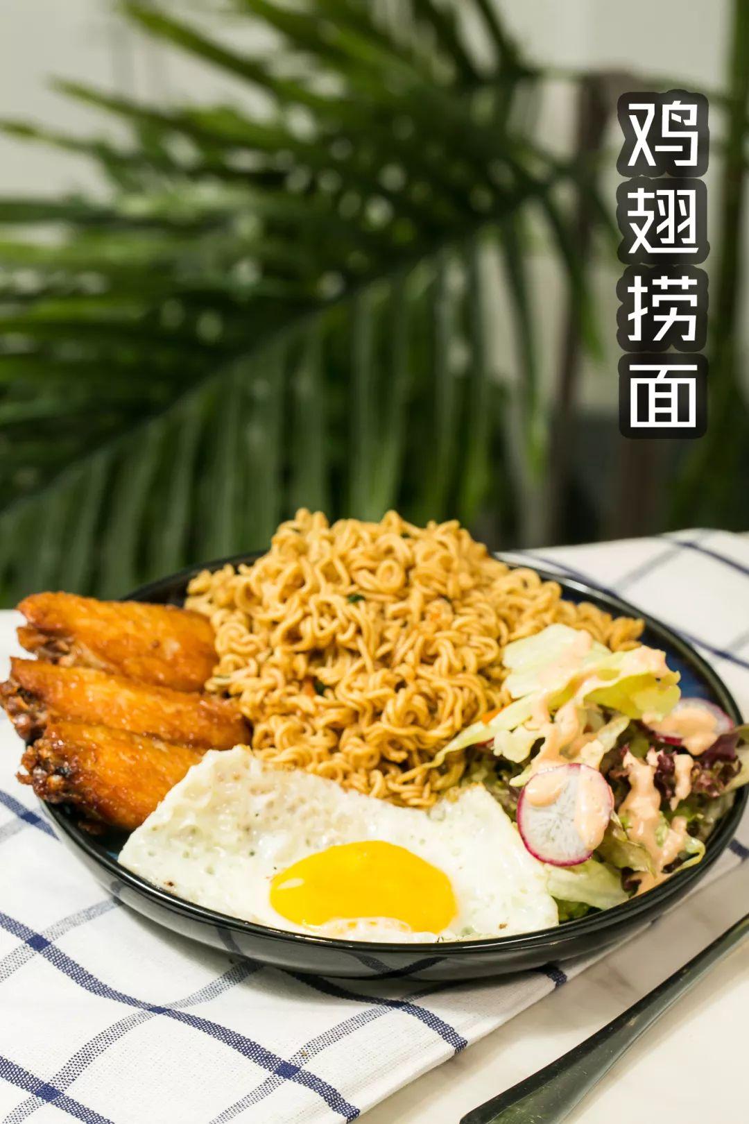 双色的双层小店，晚上有满天星星，呆足一天也不够