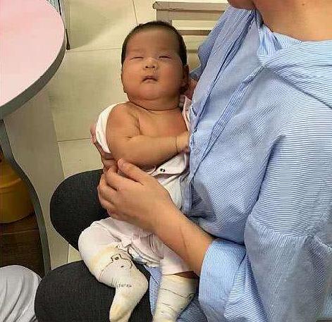 新生儿宝宝一直睡不稳,新生儿总得抱着睡不踏实咋回事