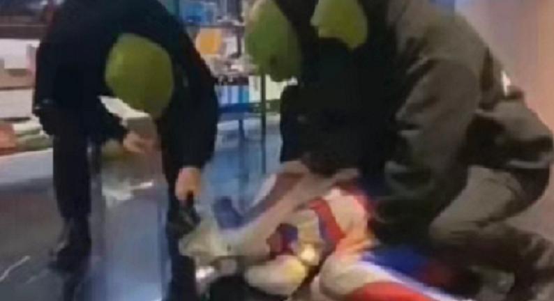 奥特曼被鱼头怪抓起来,奥特曼被鱼头怪抓了