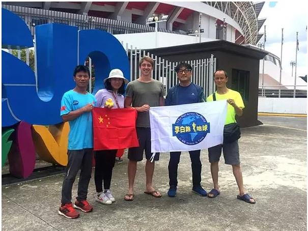 地球从南极到北极环绕一圈,地球跑一圈