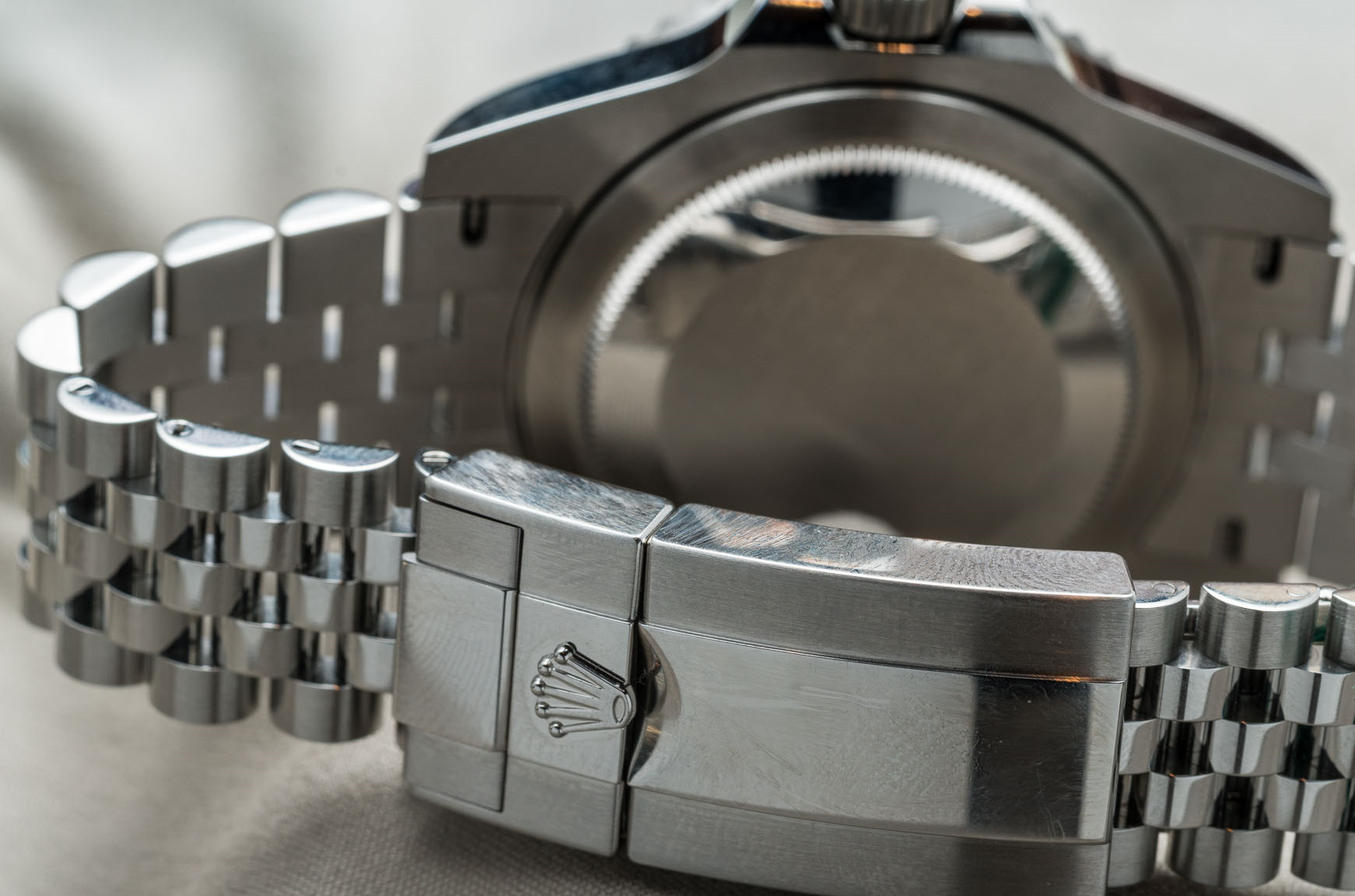 劳力士水鬼和欧米茄表哪个好,劳力士水鬼和卡西欧水鬼对比