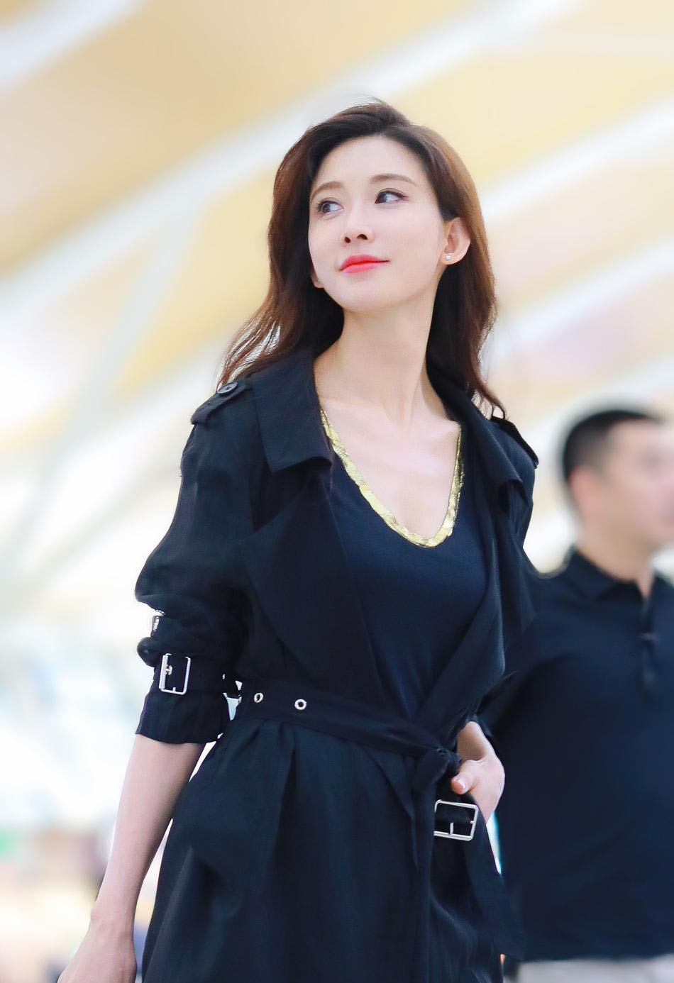 黄黑皮的尽量避免什么颜色的衣服,黑黄皮适合什么颜色的风衣