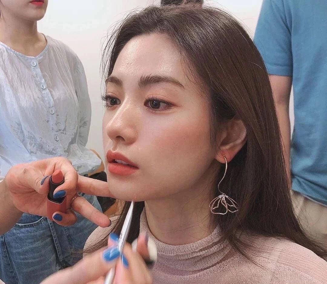 新手化妆修颜教程,化妆的正确顺序轻松搞定一个妆容