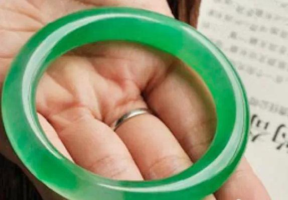 翡翠手镯基本知识大全,翡翠手镯的鉴赏方法和技巧